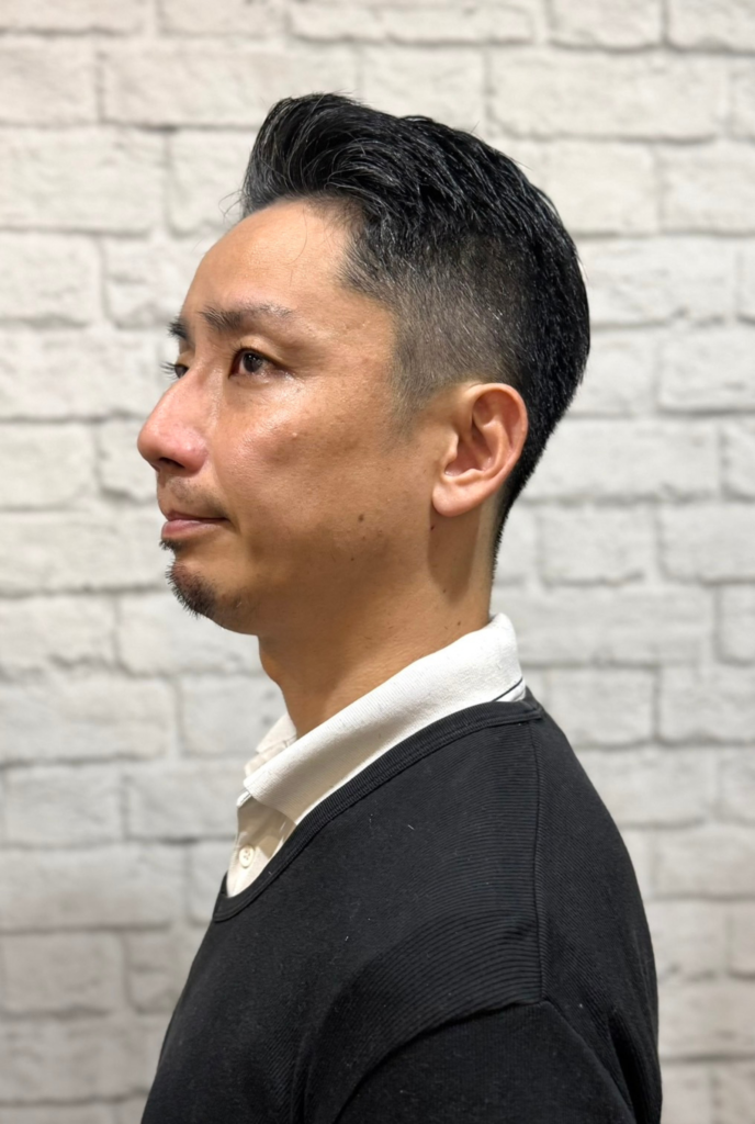 ビジネスマンショートスタイル 側面